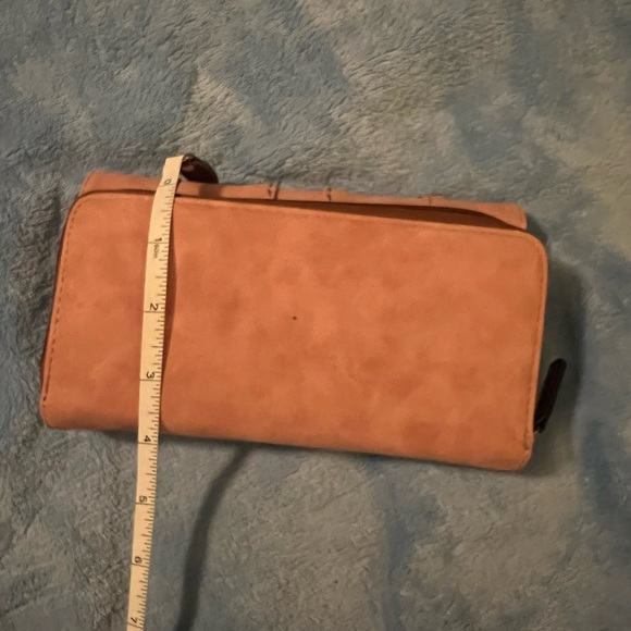 BOC wallet NWT with removable charging port and identity scan shield - Picture 6 of 6